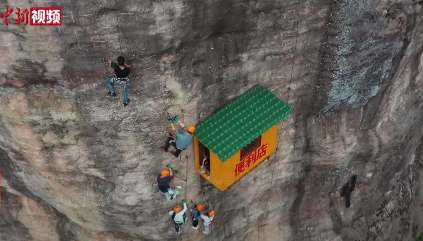 The most uncomfortable store in the world is located at an altitude of 120 meters (2)
