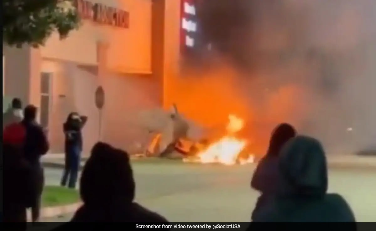 video:-little-aircraft-in-us-crashes-into-browsing-centre-parking-lot
