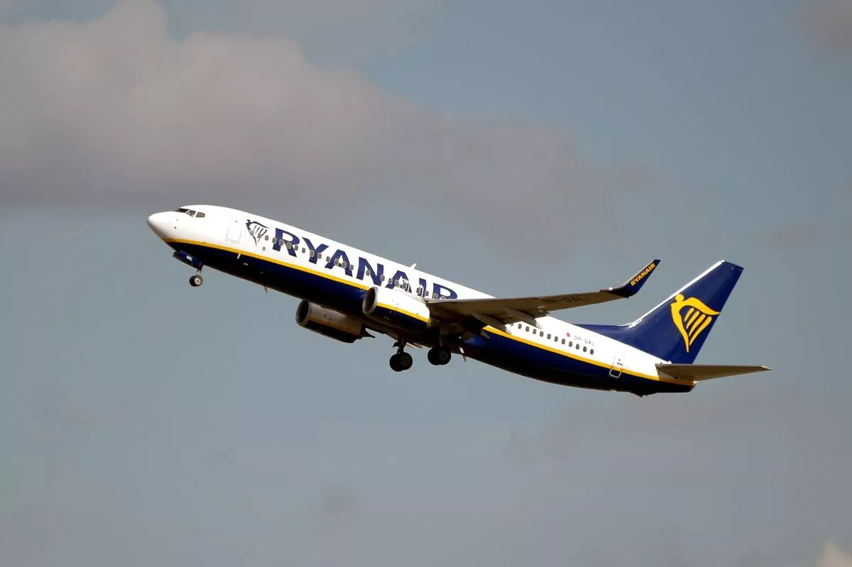 UFO comes within 20m of a Ryanair jet at 4,000ft – tough choice for air travel preferences (2)