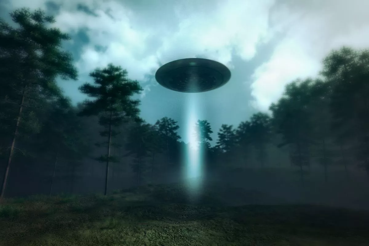 UFO comes within 20m of a Ryanair jet at 4,000ft – tough choice for air travel preferences (3)