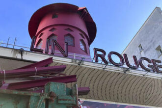 iconic-moulin-rouge-cabaret-suffers-damage-in-paris-(video)