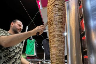 shawarma-restaurant-in-cairo-brings-taste-of-home-for-displaced-palestinians
