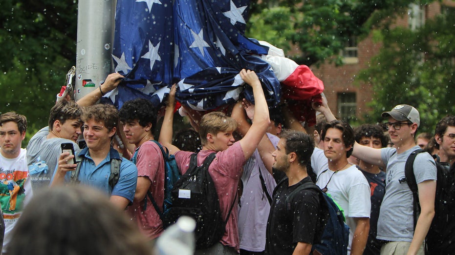unc-fraternity-brothers-defend-reinstated-american-flag-from-campus-mob-who-replaced-with-palestinian-flag