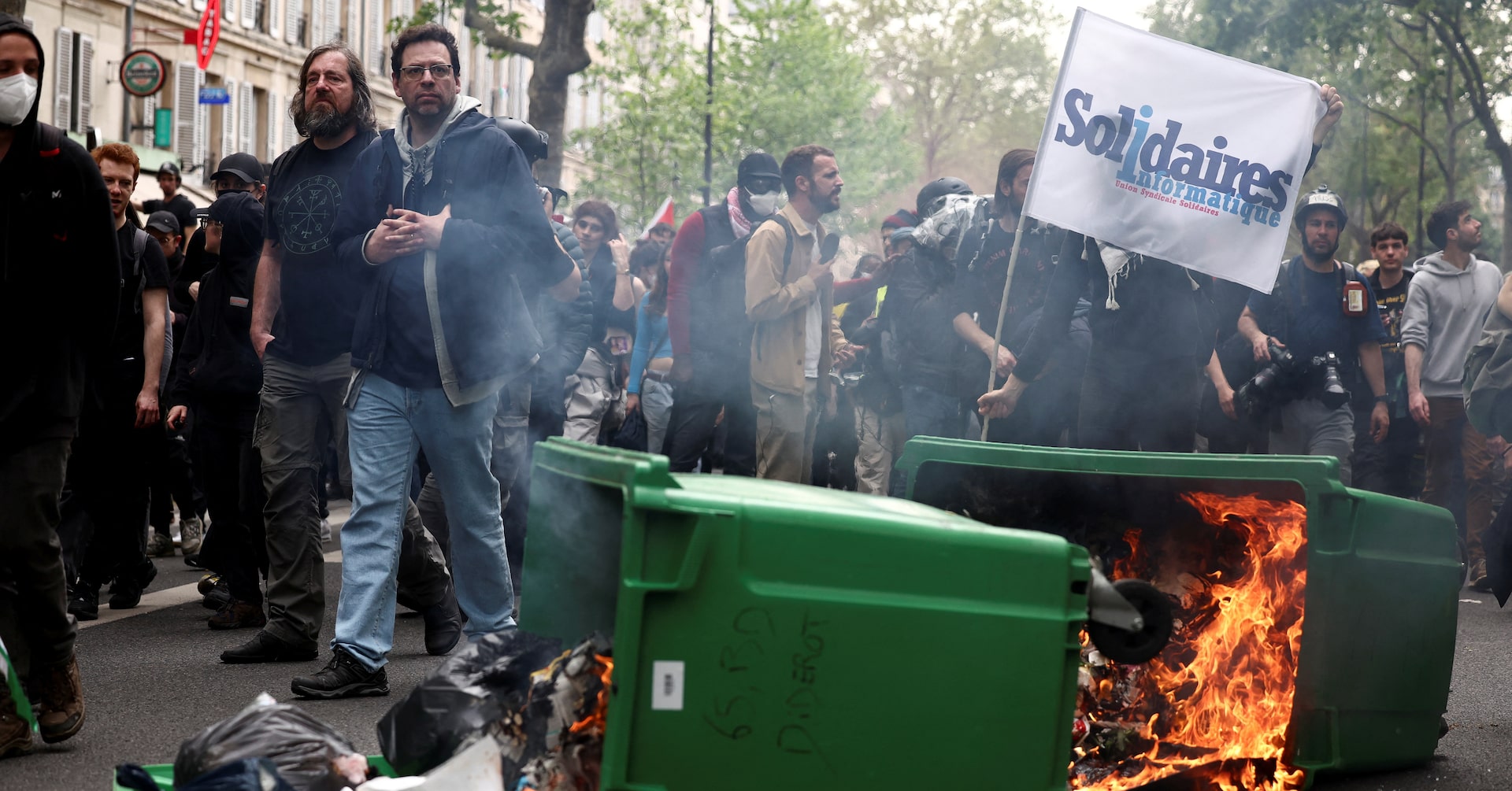 riot-police,-protesters-clash-in-paris-during-may-day-protests