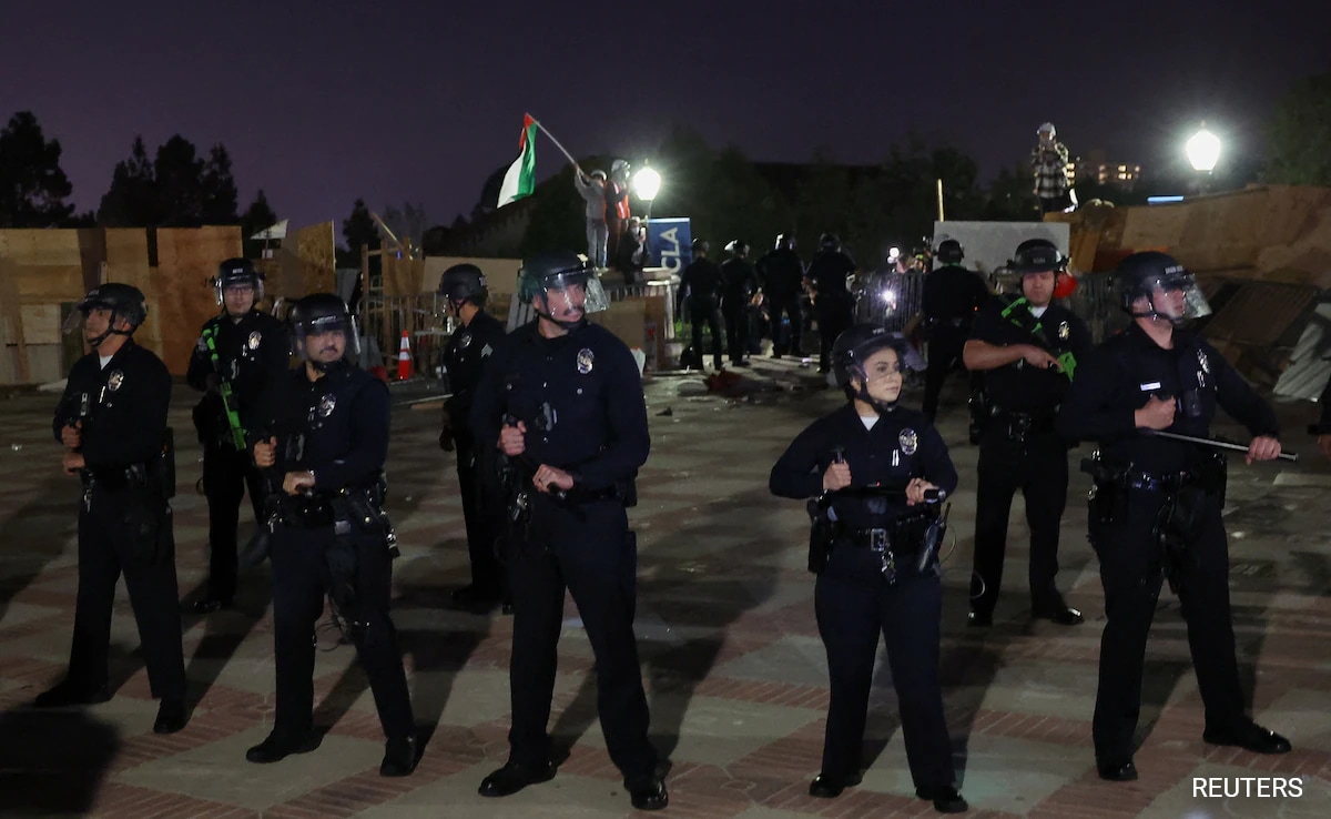 with-shields,-batons,-cops-enter-ucla-to-dismantle-sudents’-protest-camp